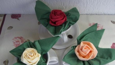 Comment joliment plié des serviettes en papier dans un porte-serviette?