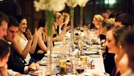 Les règles de l'étiquette à la table: les normes de comportement et de service