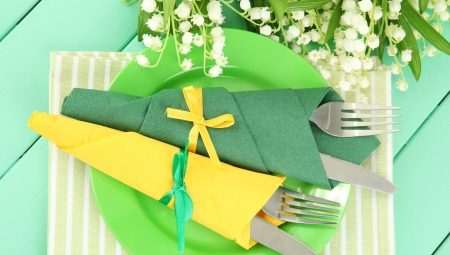 Nous plions des serviettes en papier pour la table de fête