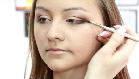 Maquillage pour l'âge du vol: conseils et procédures