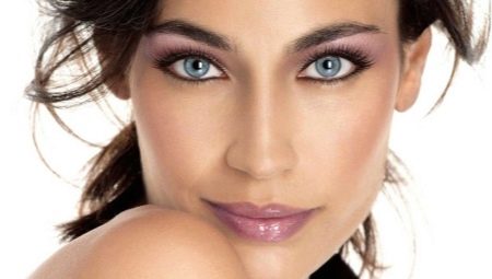 Nous choisissons le maquillage pour les yeux d'amande