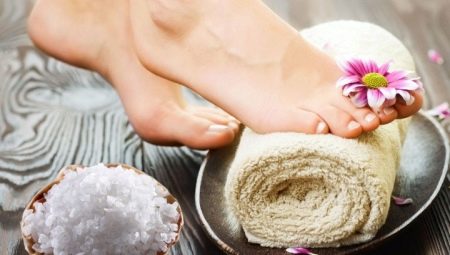 Bains de sel pour les pieds: avantages et inconvénients, conseils de préparation et d'utilisation