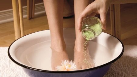 Bain de pieds au sel de mer: qu'est-ce qui est utile et comment faire?