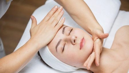 Comment faire un massage facial contre les rides à la maison?