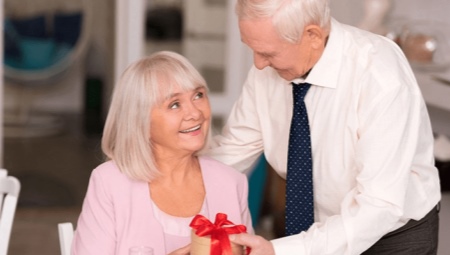 45 ans à compter de la date du mariage - quel genre de cadeaux pour préparer un couple marié?