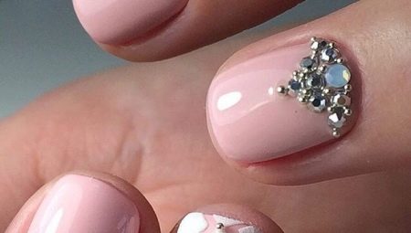 Manucure beige avec strass: des idées simples et luxueuses pour la conception des ongles
