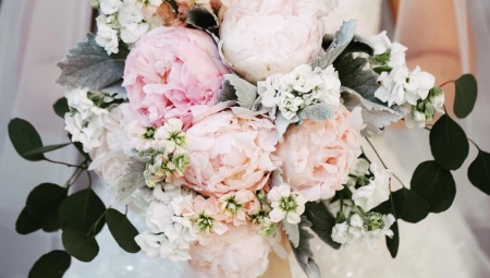 Bouquet de mariée de pivoines roses
