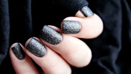 Manucure noire avec paillettes - éclat et élégance