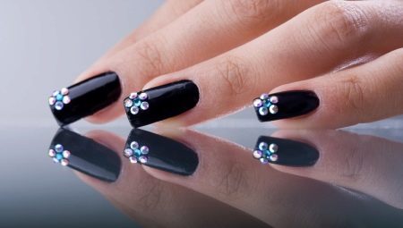 Manucure noire avec strass - éclat et mystère mystique