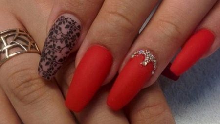 Manucure rouge pour les ongles longs