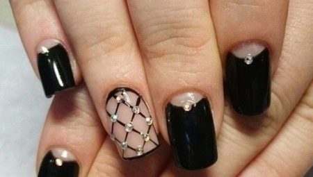 Manucure noire et beige