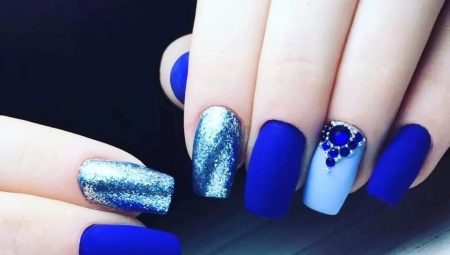 Ongles design en bleu et bleu