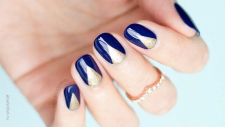 Manucure bleue avec motif doré