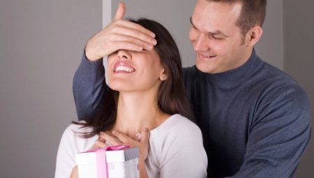 Milyen ajándékot válasszon egy esküvői évfordulóra?