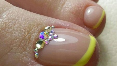 Bela pedicure francesa com strass