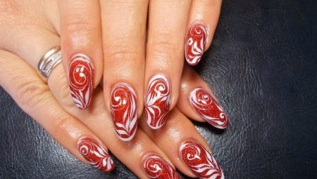 Manucure rouge avec motif: caractéristiques et exemples de design