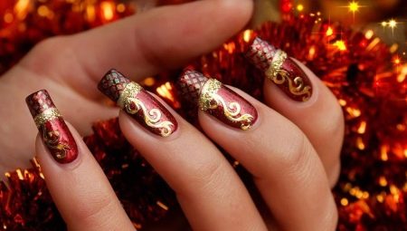 Manucure rouge avec or: luxe royal et chic