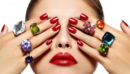 Manucure rouge: des idées élégantes et une variété de techniques