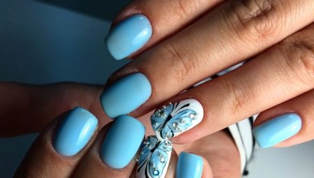 Manucure avec des papillons et des strass: tendances de la mode et exemples de design