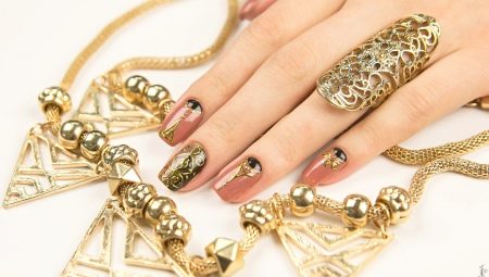 Manucure avec éléments dorés: éléments de décor et tendances de la mode