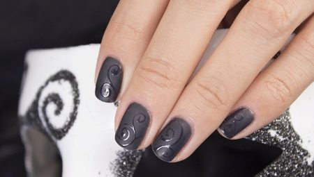 Manucure avec des vernis brillants et mats