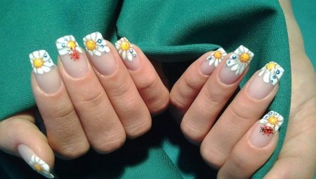 Manucure avec marguerites: caractéristiques du décor et tendances de la saison