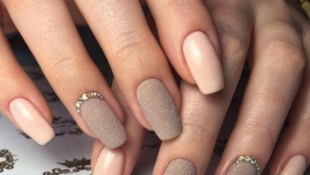 Manucure en beige et marron: nouveautés chic et idées élégantes