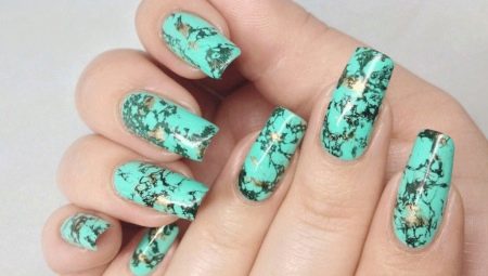 Manucure aux couleurs noir et turquoise: beauté et style