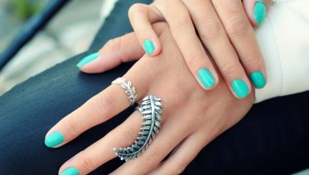 Manucure turquoise tendances de la mode