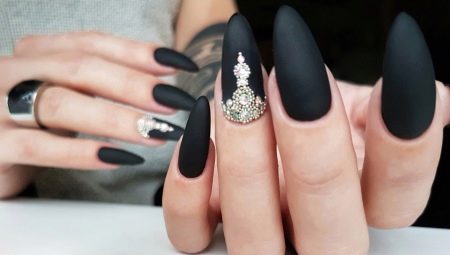 Options à la mode pour les manucures mates sombres