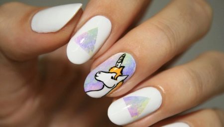 Manucure design inhabituel avec une licorne