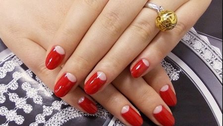 Nous faisons une belle manucure de lune rouge
