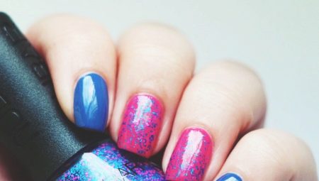 Nous faisons une manucure dans les couleurs bleu et rose