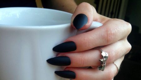 Clous noirs pointus: options à la mode et idées originales