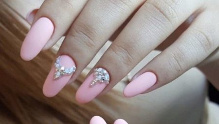 Manucure rose avec strass: paillettes et féminité