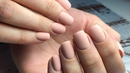 Les secrets de la parfaite manucure beige mate
