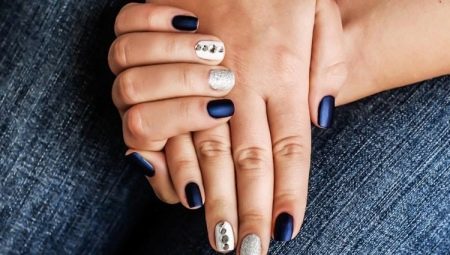 Manucure bleue avec de l'argent