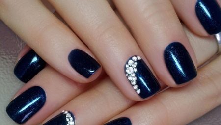 Manucure bleue avec strass: brillance et saturation