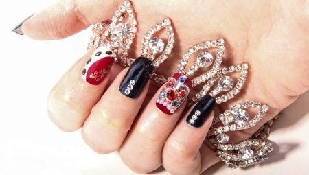 Idées élégantes de manucure avec une couronne en strass