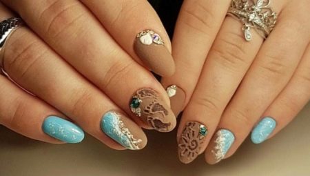 Ongles stylisés avec une image de la mer