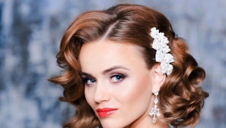 Coiffures de mariage pour cheveux moyens: idées et ateliers