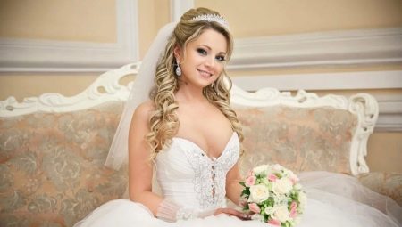 Coiffures de mariage: un aperçu du style le plus populaire et le plus beau