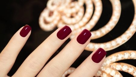 Manucure rouge foncé: options de design et tendances de la mode