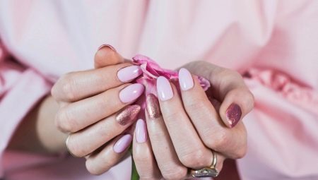 Les subtilités de la sélection de manucure sous une robe rose