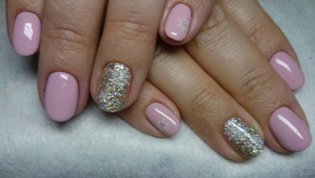 Variantes de manucure rose avec des paillettes