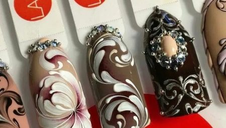 Monogrammes sur les ongles: types de motifs et technologie pas à pas de leur application