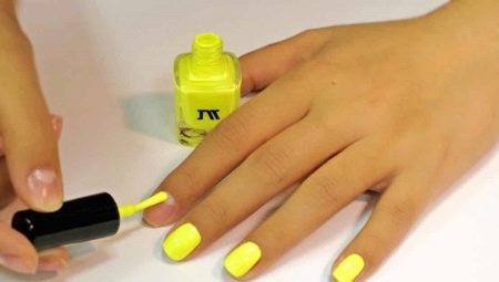 Manucure jaune: idées intéressantes et tendances de la mode
