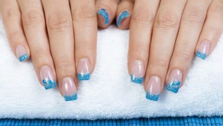 Design français bleu sur les ongles