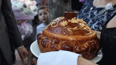 Qui sort et tient le pain au mariage?