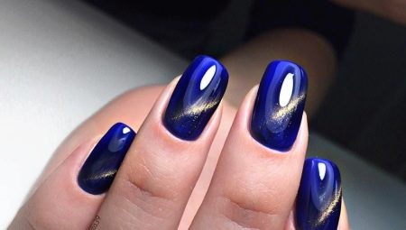 Oeil de chat manucure dans les tons bleus